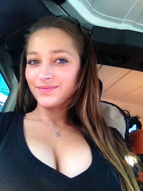 Dani Daniels entre dans l\'industrie pornographique en 2011 et tourne initialement uniquement des scènes lesbiennes, pour Club 59/Elegant Angel, Filly Films, Sweetheart Video et Girlfriends Films2. Elle est Pet of the Month du magazine Penthouse en janvier 20123. Elle tourne ses premières scènes hétérosexuelles à l\'été 2012 pour le film Dani Daniels: Dare, réalisé par Mason2. Elle reçoit huit nominations pour les AVN Awards 2013, et remporte, avec Sinn Sage, le prix de la meilleure scène de sexe entre deux filles4. Elle est bisexuelle.5,6